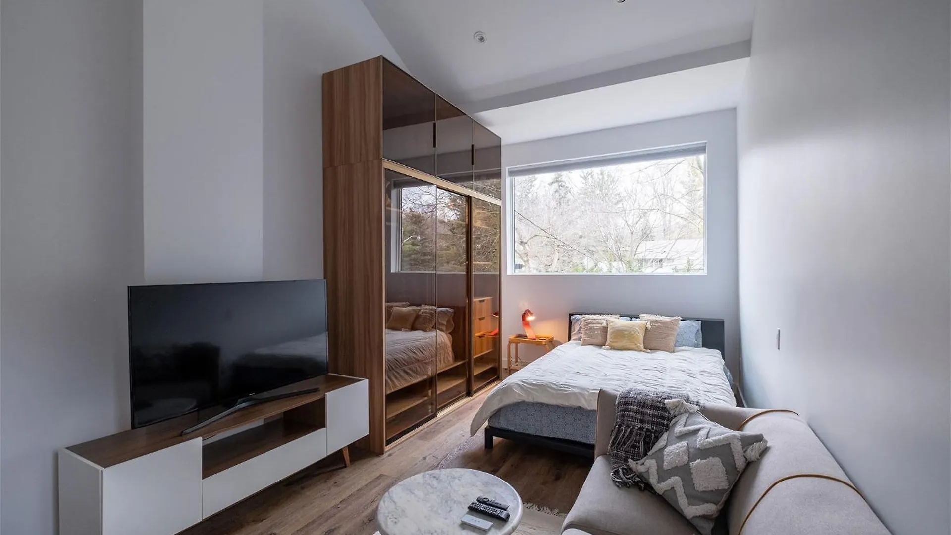 Queen Loft In Nature Toronto