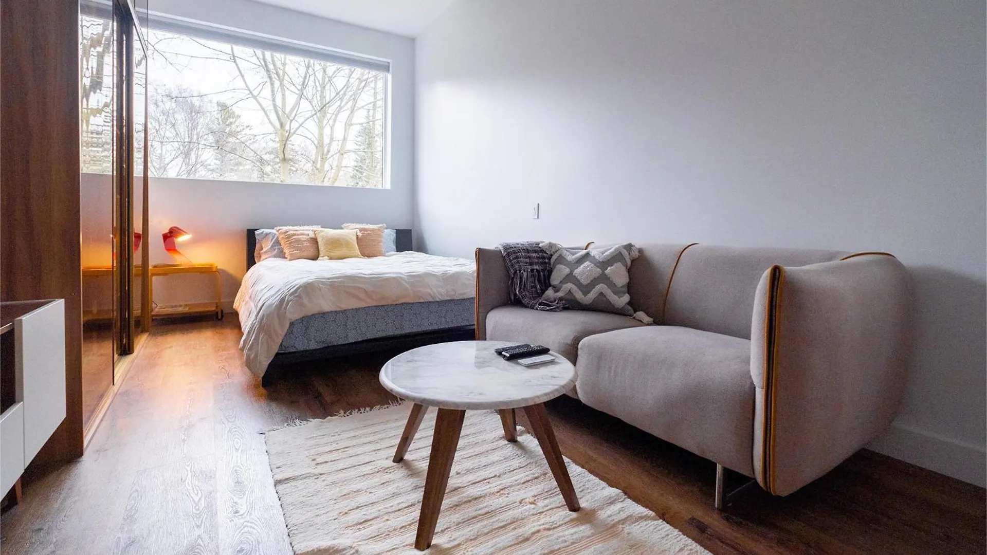 Queen Loft In Nature Toronto Canada